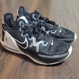 Boys Nike Basketball shoes size 6.5